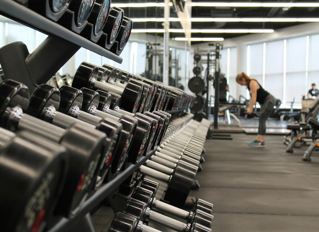 Rows of dumbbells on the strength floor