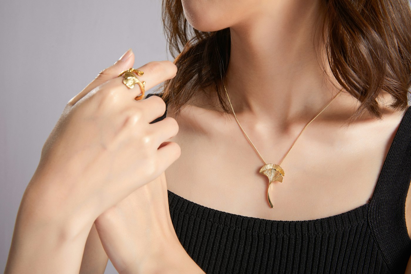 A fine gold pendant and ring, worn
